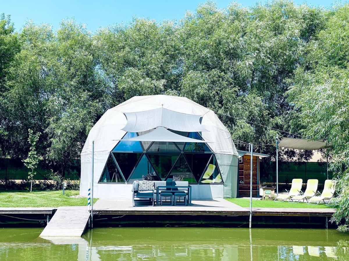 Domeglamping At Fishinglake Ságvár エクステリア 写真